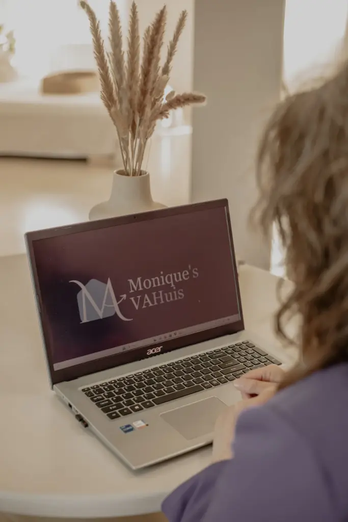 Monique's VA-Huis logo op laptop virtuele assistent vanuit huis