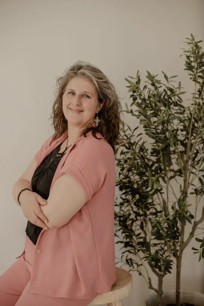 Virtueel assistent Monique Huisman armen over elkaar zelfverzekerd