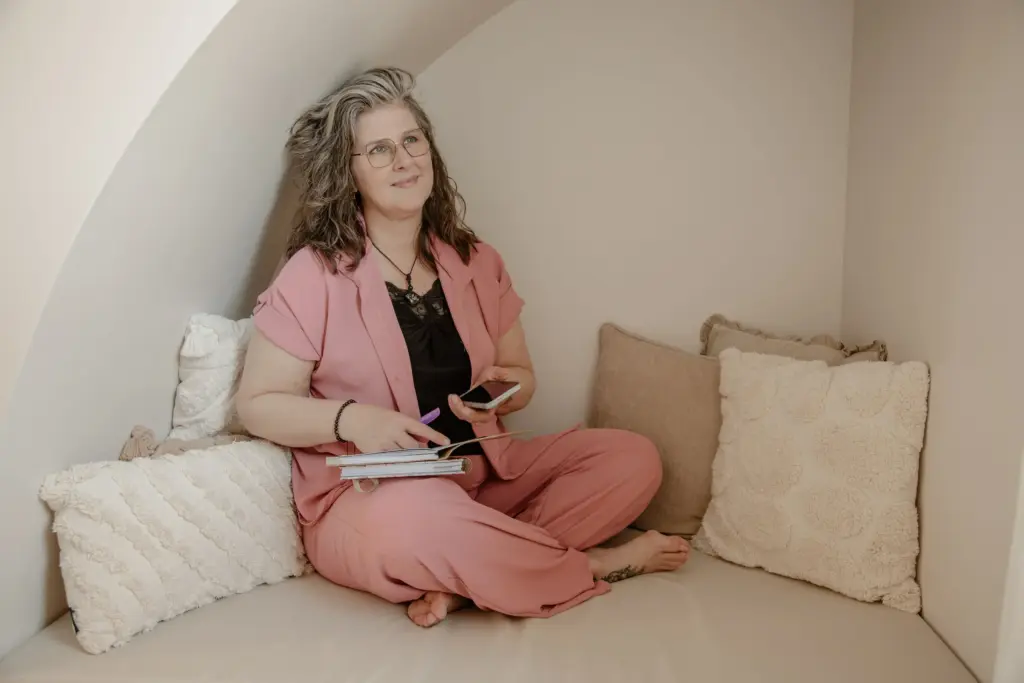 Virtueel assistent Monique Huisman denkend met boeken en telefoon drie stappen samenwerking
