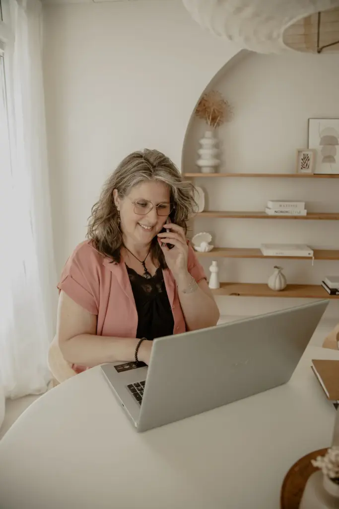 Virtuele assistent Monique Huisman in telefonisch gesprek met klant achter laptop