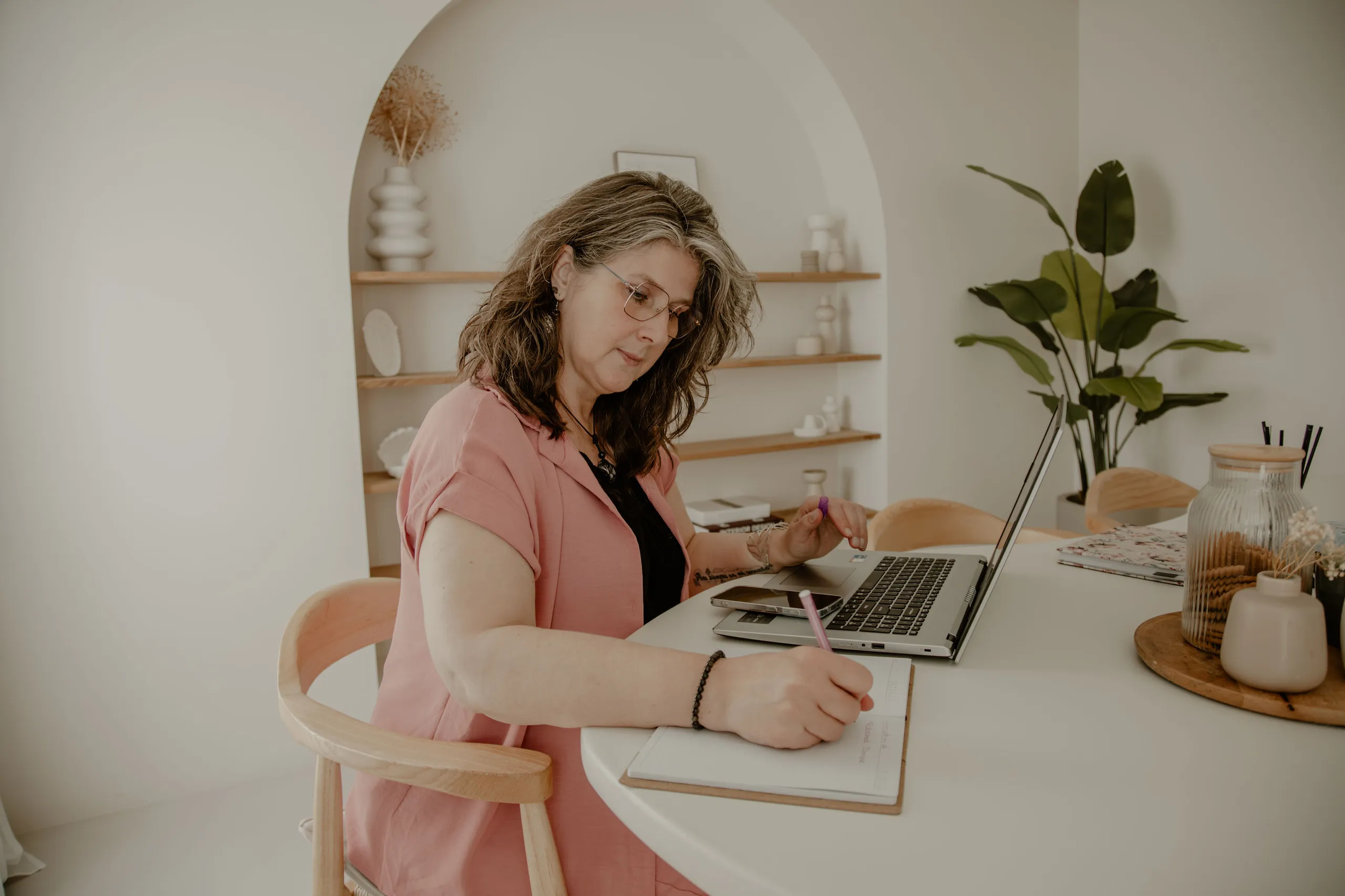 Monique Huisman virtuele assistent maakt notities achter laptop persoonlijke werkwijze